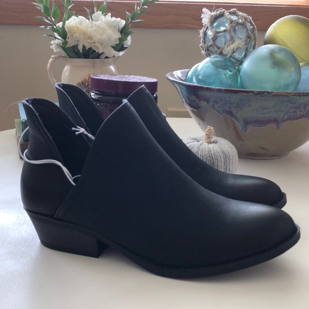 Black Universal Thread Booties